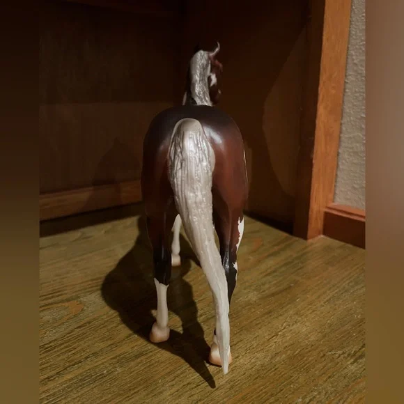 Breyer Vintage Club 2023 - Go Figure - Picture 5 of 10